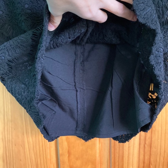 Women’s size 2 Halogen black lacy skirt with zipper and clasp closure - Picture 4 of 7